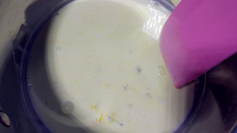 小浣熊立体彩绘杯蛋糕,将蛋黄，细砂糖，奶油，牛奶放入锅中搅匀，小火加热