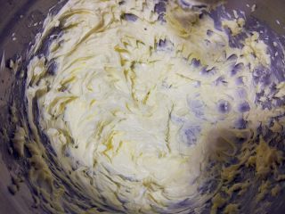 小浣熊立体彩绘杯蛋糕,冷却的蛋黄糊分次加入黄油中，用电动打蛋器打至完全融合