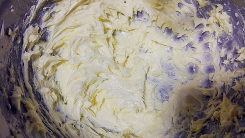 小浣熊立体彩绘杯蛋糕,冷却的蛋黄糊分次加入黄油中，用电动打蛋器打至完全融合