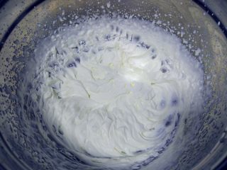 小浣熊立体彩绘杯蛋糕,淡奶油加细砂糖打发到裱花状态。也可以用原色奶油霜打底。