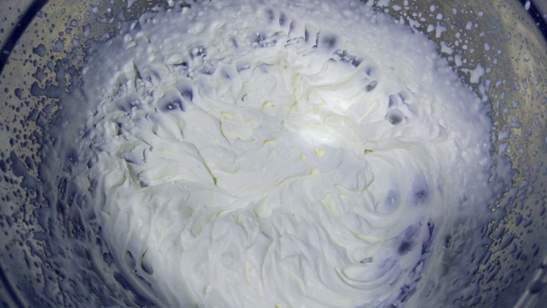 小浣熊立体彩绘杯蛋糕,淡奶油加细砂糖打发到裱花状态。也可以用原色奶油霜打底。