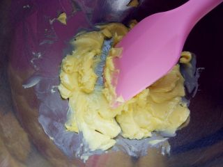 小浣熊立体彩绘杯蛋糕,烤蛋糕的同时，制作法式奶油霜：黄油切小块，在室温下软化，用刮刀抹匀