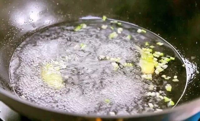鸭血豆腐汤,闻到香味加一小碗水煮开。