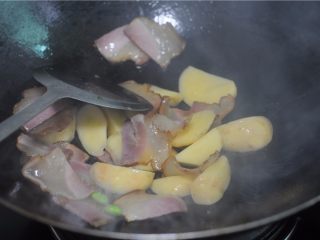 懒人餐，一锅出——腊肉排骨饭,倒入土豆块和排骨，稍微翻炒几下