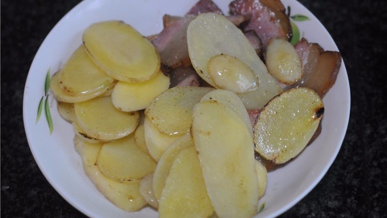 懒人餐，一锅出——腊肉排骨饭,拌匀后盛出，和腊肉一起备用