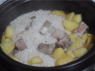 懒人餐，一锅出——腊肉排骨饭,待米饭微微收汁