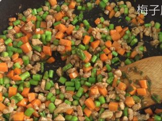 养生窝窝头,肉和蔬菜放入调料翻炒熟就可以出锅了。