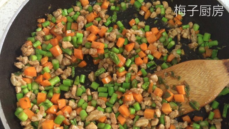 养生窝窝头,肉和蔬菜放入调料翻炒熟就可以出锅了。