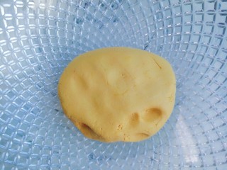 黄金南瓜球,揉成如图状态，干湿相对，可用手指按压，不粘手，不干裂即可！