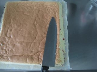 蔓越莓蛋糕卷：值得收藏的夏季蛋糕卷, 烤好后出炉，放一边晾至手心的温度，倒扣出来，在收尾端切出斜边。
