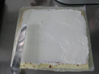 蔓越莓蛋糕卷：值得收藏的夏季蛋糕卷,淡奶油加糖粉打发，将打发好的淡奶油抹在蛋糕片上