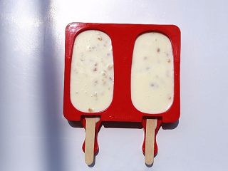 奶香浓郁哒-花生小奶糕,迅速倒入模具中，入冰箱冷冻，3-6小时后，冻硬即可食用