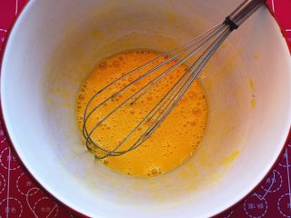 香酥芝麻蛋卷,将全蛋液和蛋黄液全部倒入料理盆中，搅打均匀