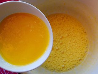 香酥芝麻蛋卷,将黄油放微波炉中加热成液体状态，倒料理盆中充分搅匀