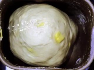 心形椰蓉面包,加入软化的黄油使其能和发酵好的中种面团融合一起。