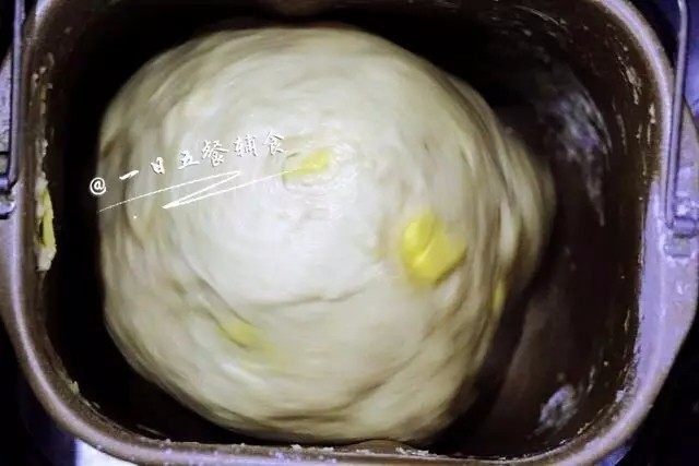 心形椰蓉面包,加入软化的黄油使其能和发酵好的中种面团融合一起。