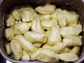 心形椰蓉面包,将发酵好的中种面团切成小块，然后和除黄油外主面团（这时主面团材料都在下面）的材料放在一起揉至光滑。
🌻小贴士：这时如果中种面团刚从冰箱拿出