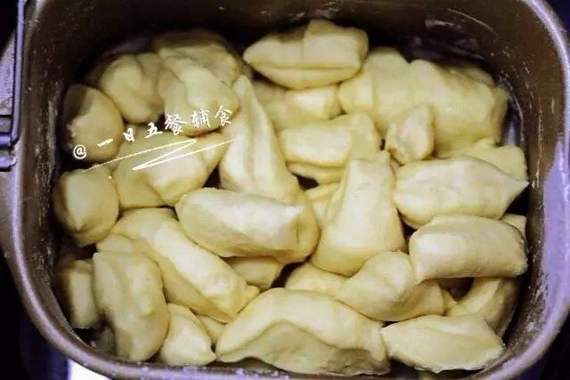 心形椰蓉面包,将发酵好的中种面团切成小块，然后和除黄油外主面团（这时主面团材料都在下面）的材料放在一起揉至光滑。
🌻小贴士：这时如果中种面团刚从冰箱拿出