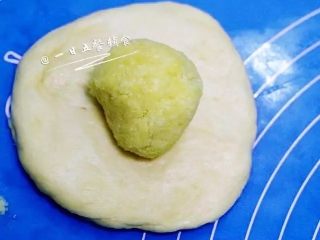 心形椰蓉面包,取一份面团擀开成圆形，包入椰蓉馅，收口处捏紧