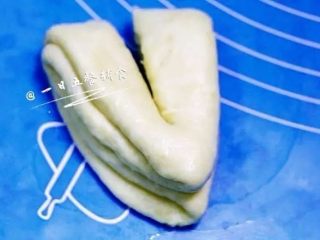 心形椰蓉面包,用刀切开，底部留1.5—2厘米不要切断。
