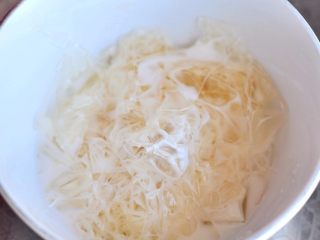 芒果冻芝士,然后捞出将水攥干。捞出与牛奶混合，隔水加热至吉利丁完全融化，不要有结块。