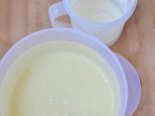 芒果冻芝士,淡奶油打至六成发，可缓缓流动，呈较稀的状态，稍微体积变大一点。然后与奶酪糊混合均匀。这就完成了冻芝士糊。 