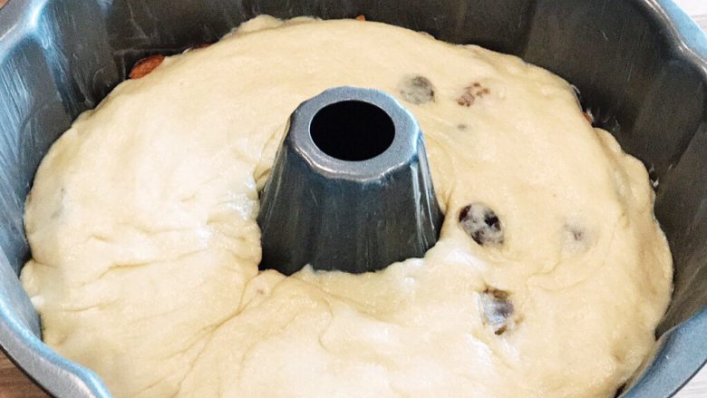 Kugelhopf咕咚霍夫蛋糕,面团中间搞个大洞，大到……可以穿过烤模中间那个东东就行。整理好，再发酵45分钟，第三次发酵。