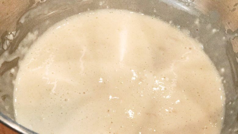 Kugelhopf咕咚霍夫蛋糕,把95g面粉、牛奶和酵母粉一起，在厨房机的钵里搅匀，你可以这个时间就用厨房机的搅拌钩拌，也可以，用其它的什么木铲啦什么啦的拌匀，静置15分钟。