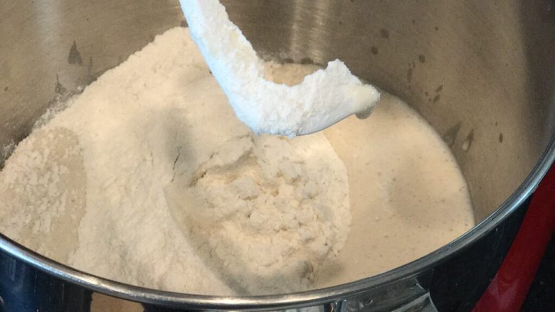 Kugelhopf咕咚霍夫蛋糕,叮叮！15分钟到，把其余的面粉、糖和盐倒入厨房机的钵，搅拌钩，慢速，拌匀；