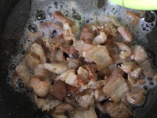 干锅有机花菜炒肉片,放入少许油滑锅，翻炒至肉片变成半透明色