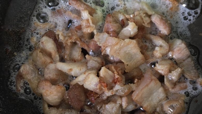 干锅有机花菜炒肉片,放入少许油滑锅，翻炒至肉片变成半透明色