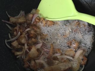 干锅有机花菜炒肉片,加入洋葱炒出香味