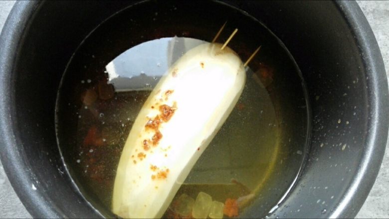 桂花糯米藕,6.	加入没过莲藕的水，高压锅煮30-40分钟即可。晾凉后切片，表面淋上桂花酱即可食用。在冰箱冷藏过，口感更好