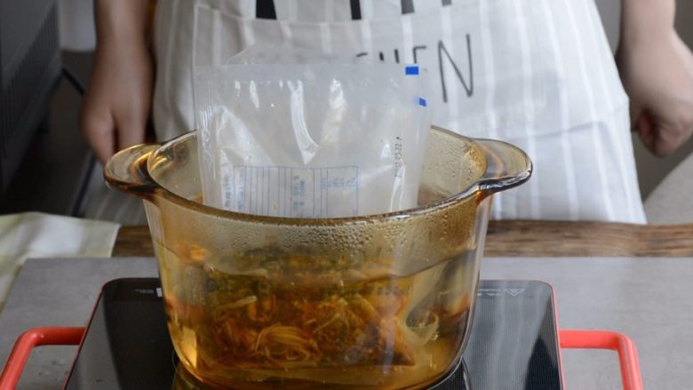 梅菜小肉芝士焗饭,水烧开后料理包放入水中带包装水煮加热10分钟