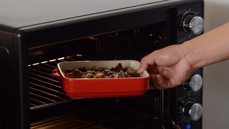梅菜小肉芝士焗饭,然后放入烤箱上下火220摄氏度烤香即可