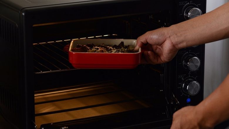 梅菜小肉芝士焗饭,烤箱调上下火220℃烤15分钟