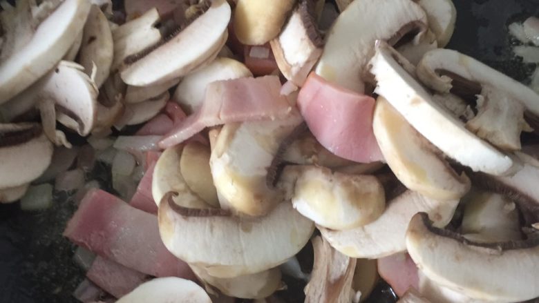 蘑菇奶油意面,加入蘑菇翻炒一分钟后加黑胡椒，炒至蘑菇熟透