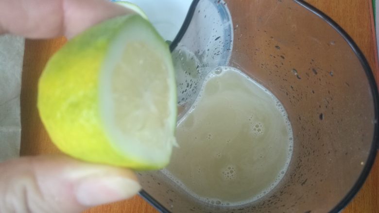 青柠梨汁,榨好的梨汁，再挤入一半柠檬汁，搅拌均匀。