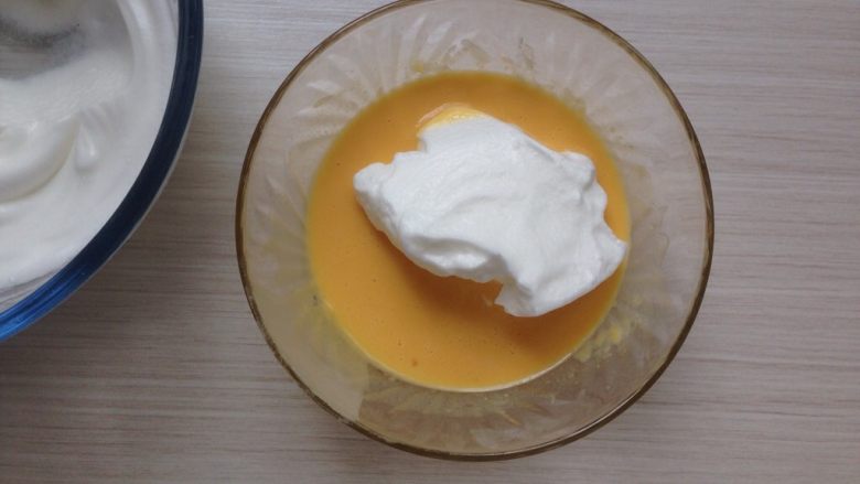 超柔软的棉花蛋糕,取三分之一打发好的蛋白霜到蛋黄糊里。