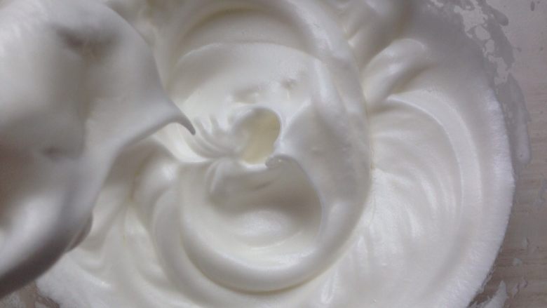超柔软的棉花蛋糕,细砂糖分三次加入蛋清里，打发至有小弯钩的状态。