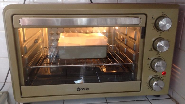 超柔软的棉花蛋糕,烤盘里装热水，放东菱烤箱最下面一层，模具放烤架上，放倒数第二层。烘烤50分钟。
