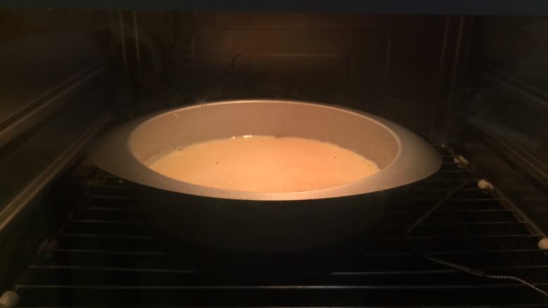 蜂巢蛋糕,烤箱190度上下火30分钟左右，烤至表面呈焦糖颜色