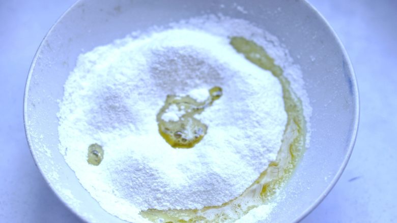 日式棉花蛋糕,油里筛入筋面粉拌匀。
