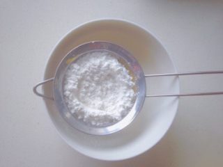 奶香旺仔小馒头,随后将玉米淀粉、低筋面粉、奶粉过筛加入其中