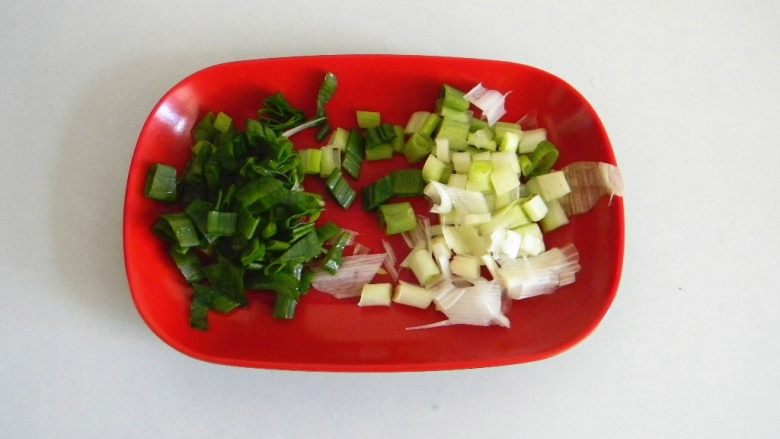 腊肉糯米卷,小葱切碎，葱白和葱叶分开