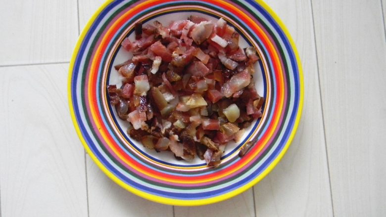 腊肉糯米卷,煮好的腊肉取出再冲洗后切成约半厘米见方的小丁