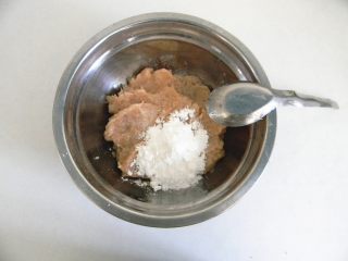 清水虾丸,虾泥放入盐和白胡椒粉拌匀，在放入淀粉