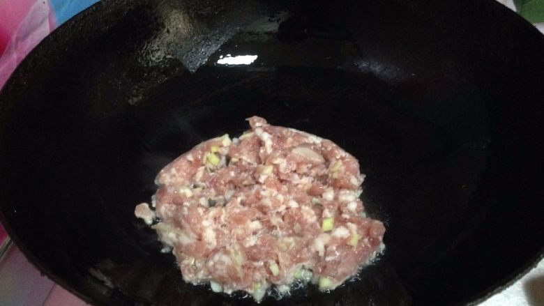 豆腐鸡蛋蒸肉末,热锅凉油烧至3成热，下入肉馅