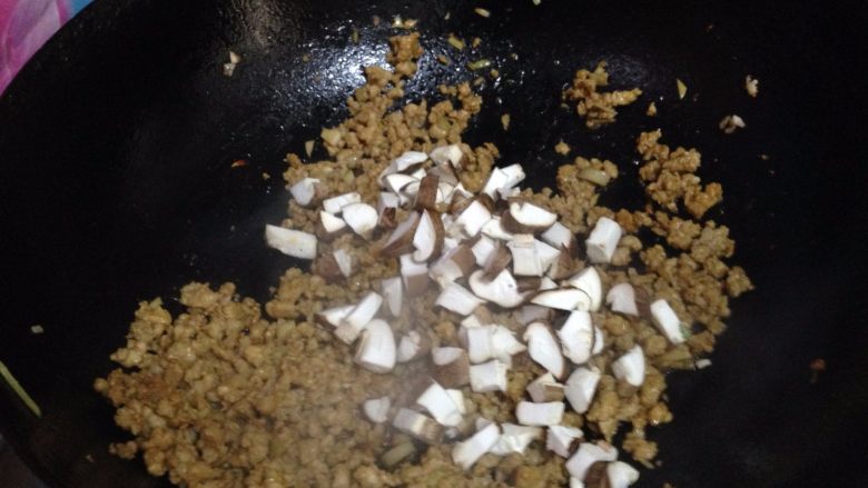 豆腐鸡蛋蒸肉末,倒入香菇碎炒匀