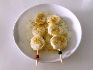 香蕉酸奶雪糕（简单又美味）,淋酸奶，洒麦胚。